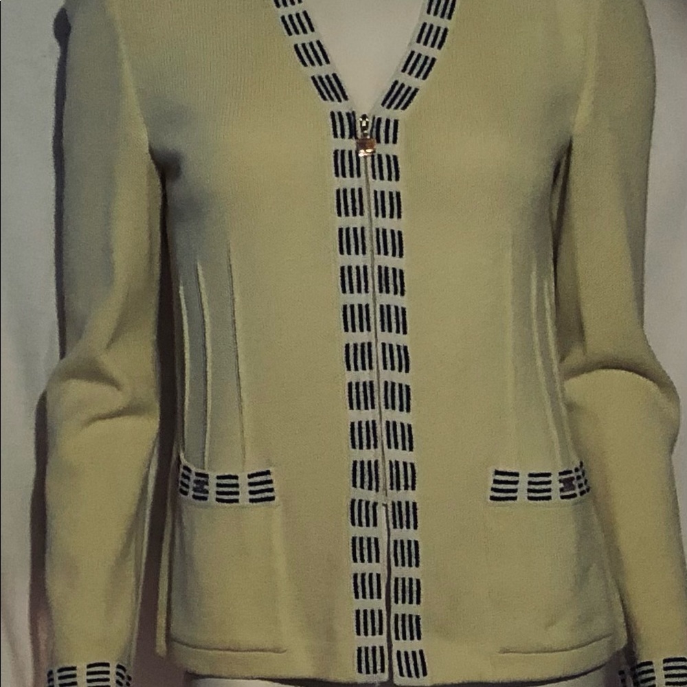 St John Collection in a soft Yellow Size 8. Zipper Front - beautiful detailing